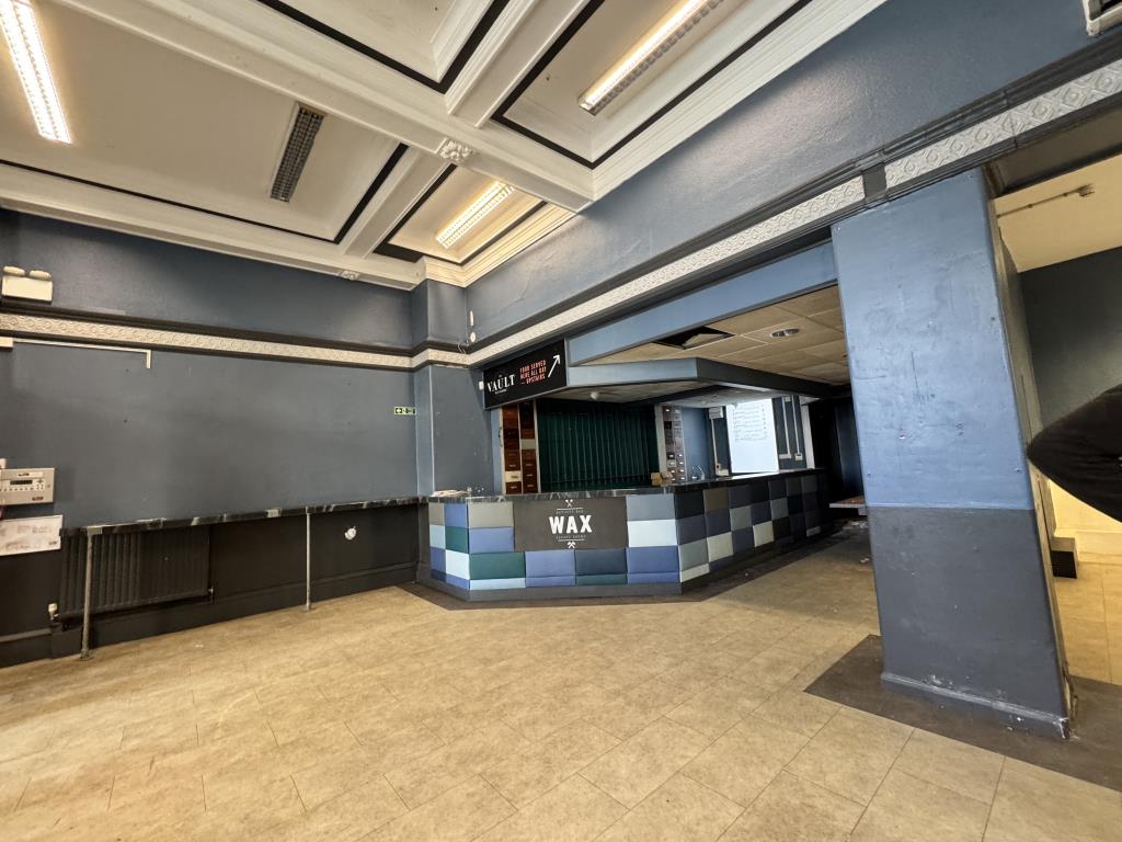 Lot: 61 - BAR IN CENTRAL NEWQUAY WITH POTENTIAL - Main bar area